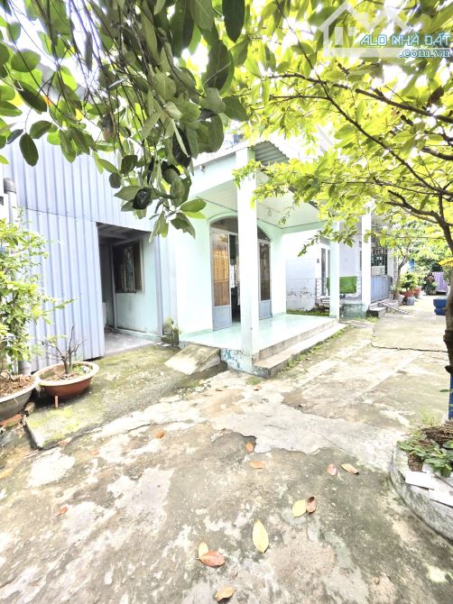 Nhà c4  gần siêu thị go bigc  142m giá tốt - 2