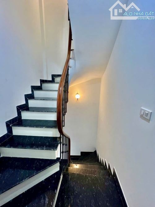 Bán Nhà Ngõ 67 Nguyễn Văn Cừ,  Ngọc Lâm, Long Biên, 38m2, 5 Tầng, Phân Lô, Ô Tô, Full đồ - 2
