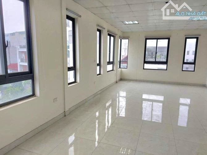 *Đầu Ngõ Phố Trạm-135m Thổ cư x 4 Tầng Xây Tâm huyết - Kinh Doanh - Ô Tô Đỗ-Tương Lai đỉnh - 2