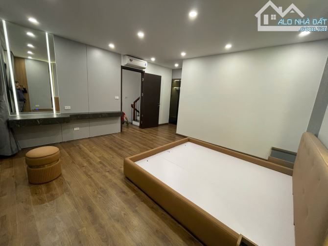 SIÊU MẪU VIỆT HƯNG – LÔ ĐẸP ĐÁNG SỞ HỮU - 60M2 - 7 TẦNG - THANG MÁY - VỈA HÈ - Ô TÔ TRANH - 2