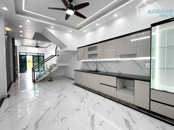 BÁN NHÀ SIÊU ĐẸP 4.75 TỶ 3 TẦNG 64M2 MẶT ĐƯỜNG ĐÔ THỊ BÃI VIÊN - 2