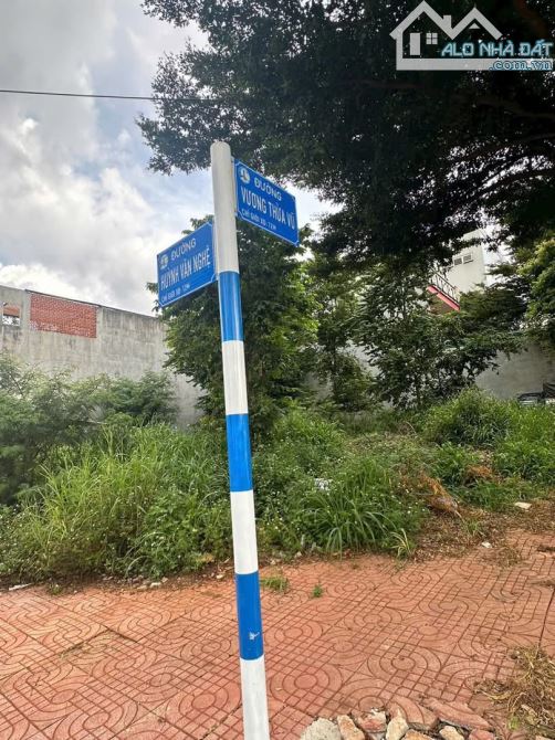 BÁN LÔ GÓC 2 MẶT TIỀN KHU ĐẤU GIÁ PHAN BỘI CHÂU. DT: 11x20M. GIÁ: 10,5 TỶ - 2