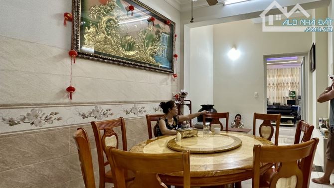 Giá rẻ 11,5 tỷ. Bán biệt thự 1T1L  khu cư xá Phúc Hải Tân Phong. 11,2x22 nở hậu. SHR - 3