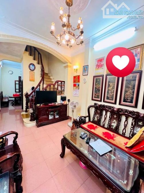 CẦU GIẤY 11 TỶ NHỈNH. 46m2  NHÀ 5 TẦNG 👉Ô TÔ ĐỖ CỬA.  TỔNG 6 PHÒNG. Vị trí NHÀ đẹp , gần - 3
