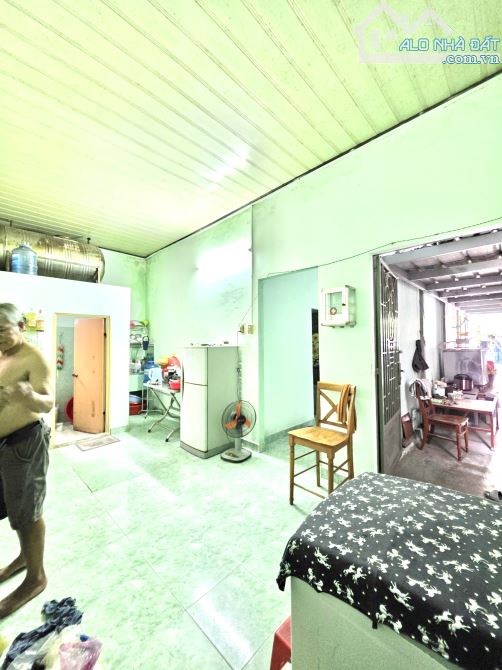 Nhà c4  gần siêu thị go bigc  142m giá tốt - 3