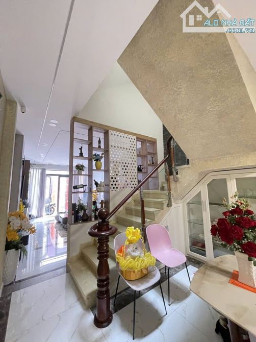 NHÀ ĐẸP 3 TẦNG Q9 - TRÒN 8 TỶ - FULL NỘI THẤT SANG TRỌNG - HẺM Ô TÔ - 3