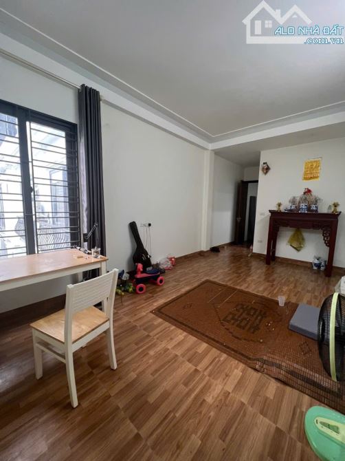 CHO THUÊ NHÀ NGUYÊN CĂN TẠI NGỌC TRÌ - THẠCH BÀN - Ô TÔ ĐỖ GẦN - 3PN - NỘI THẤT CƠ BẢN - 3