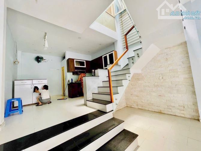 Xót lại 1 căn!!! Nhà nhỏ xinh hiếm có, DT 4,5x12. 2 tầng. đang cho thuê 15tr/th giá 9,5 tỷ - 4