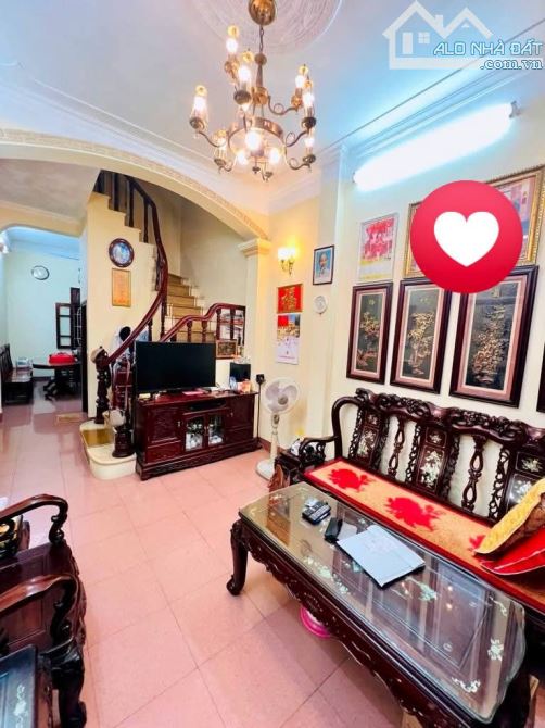 CẦU GIẤY 11 TỶ NHỈNH. 46m2  NHÀ 5 TẦNG 👉Ô TÔ ĐỖ CỬA.  TỔNG 6 PHÒNG. Vị trí NHÀ đẹp , gần - 4