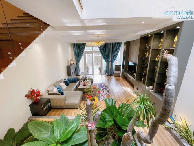 BÁN NHÀ ĐẸP ĐƯỜNG NAM KỲ GẦN BÃI SAU 1 TRỆT 2 LẦU HẺM RỘNG CÓ GARA Ô TÔ 135m2 GIÁ 11t5 - 5