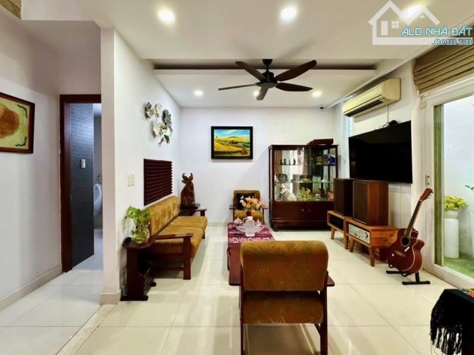 Nhanh tay sở hữu viên ngọc quý ngay trung tâm quận 3 đường Nguyễn Sơn Hà. Giá 5Tỷ680 - 5