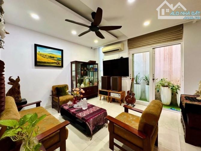 Nhanh tay sở hữu viên ngọc quý ngay trung tâm quận 3 đường Nguyễn Sơn Hà. Giá 5Tỷ680 - 6