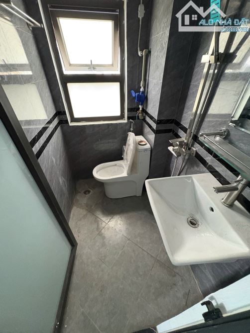 Cho Thuê CCMN 326 Nguyễn Trãi Thanh Xuân 30m2 Gác Xép + Giường Ban Công Thang Máy Trống 24 - 7