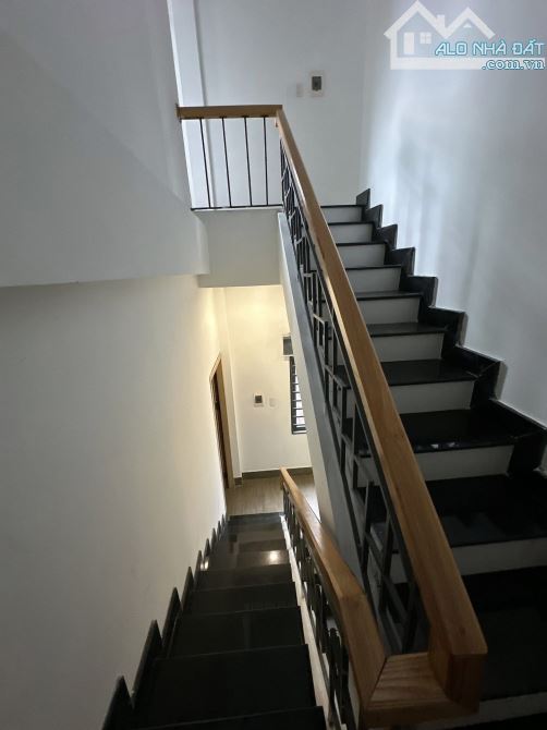 Cho thuê nhà 3 tầng, mặt tiền đường Đỗ Quang, Thanh Khê, Đà Nẵng. DT 50m2. Giá 16 triệu - 8