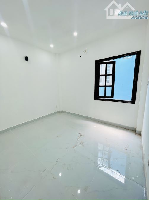 NHÀ ĐẸP VỊ TRÍ Q4 ĐẸP Mặt Tiền  ĐÚC 4T NGANG 3.7 X 16 M - 9