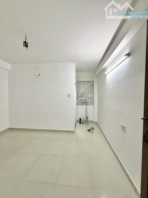 BÁN TÒA CHDV - 6 TẦNG - 20 PHÒNG - NGAY ĐH VĂN LANG - ĐƯỜNG 10M - Doanh Thu CAO - 9