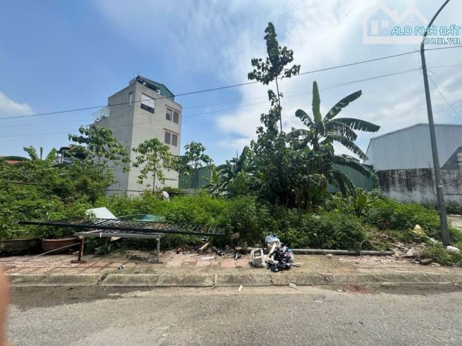 BÁN MẢNH ĐẤT KHU ĐẤU GIÁ X2 CỰ KHỐI, VỈA HÈ Ô TÔ TRÁNH, 215M2, SỔ ĐẸP