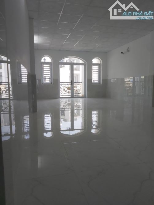 cho thuê văn phòng mặt tiền đường trần quốc hoàn p2 tân bình 75m2 giá 10tr/tháng CC