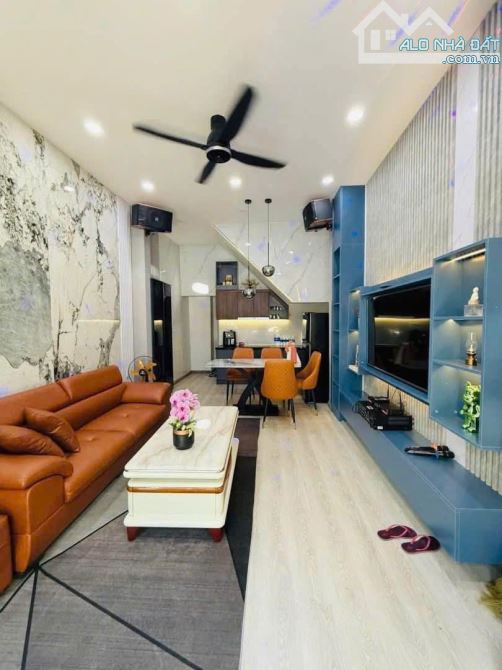Cho thuê nhà 3 tầng, mặt tiền đường Lý Tự Trọng, Hải Châu. DT 30m2. Giá 16 triệu