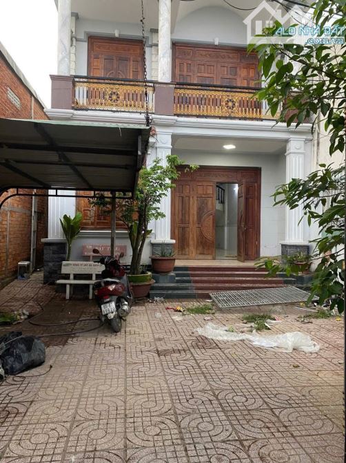 Nhà 8  triệu 4 phòng ngủ có sân đậu ô tô