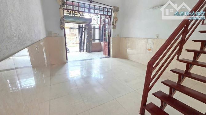 Nhà cấp 4 gác lửng mặt tiền Cao Bá Quát kế bên trường cấp 1.2.3 Dĩ An