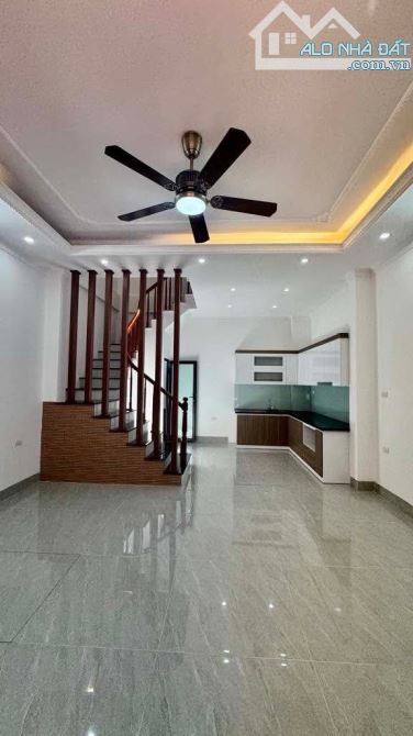 GẦN NGÔ GIA TỰ-LONG BIÊN  NHÀ MỚI DÂN XÂY- VÀI BƯỚC RA Ô TÔ TRÁNH