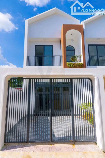 nhà lầu mới hoàn thiện ngay sau chợ thạnh phú sổ hồng riêng full thổ cư bap sang tên