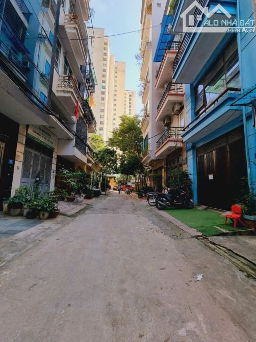 Bán nhà phố Hoàng Quốc Việt, phân lô ô tô đỗ tránh, kinh doanh, 2 thoáng, ở sướng 14.99 Tỷ