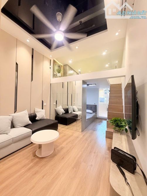 Nhỉnh 2 tỷ, tập thể Nguyễn Trãi: 50m2, 2 ngủ, sổ riêng, ô tô đỗ ngay chân cầu thang, vài b