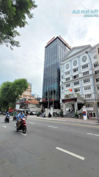Bán Toà nhà Siêu Vị Trí, Góc 2 Mặt Tiền Trung tâm Quận 3 DT:10x33 KC: Hầm 12 Tầng NH:12m2