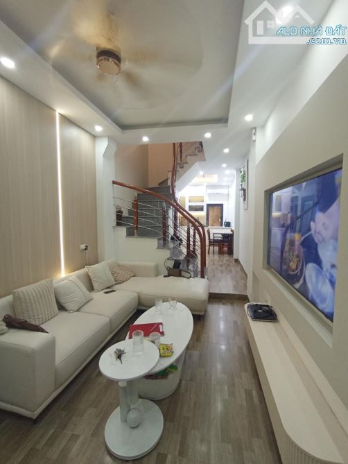 Bán gấp nhà 4 tầng ô tô đậu gần phố Thuỵ Phương, Bắc Từ Liêm 36m2 giá 6.45 tỷ