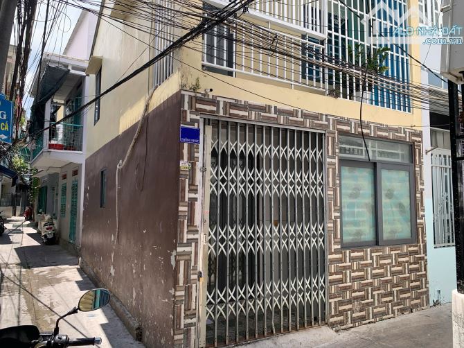 Nhà 2 tầng có 3 mặt tiền hẻm Thống Nhất . Sổ hồng hoàn công đầy đủ
