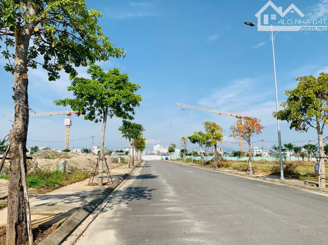 Bán lô đất song song bờ quan 3, B2-127 kẹp vệt cây xanh, view trường học khu Đầm Sen
