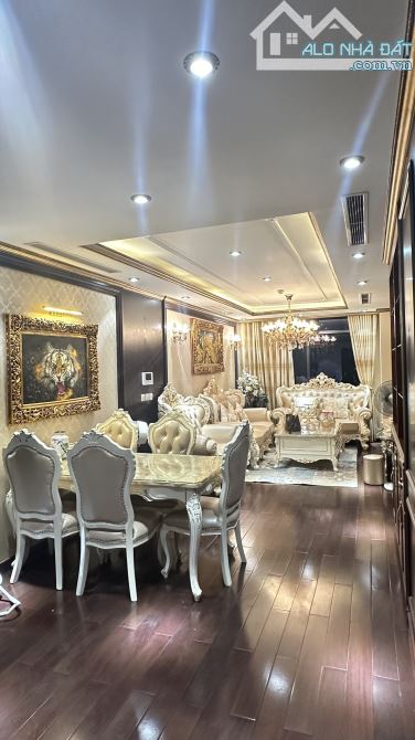 Cho thuê căn hộ 3 ngủ rộng nhất HC Golden City Bồ Đề Long Biên, 120m. Giá: 23 triệu