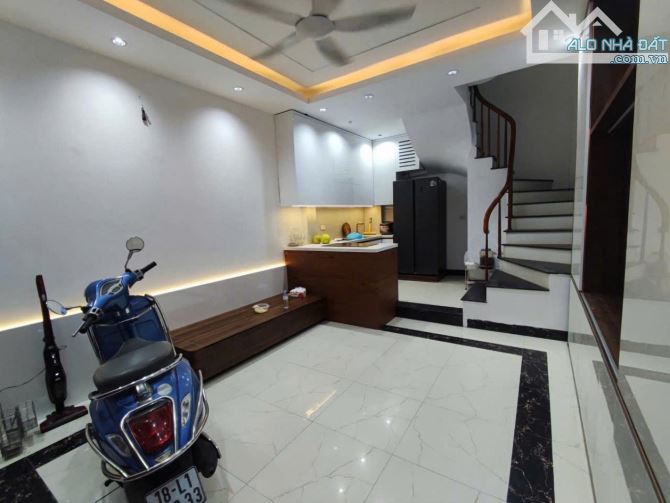 PHƯƠNG CANH - 5 TẦNG. 33m2 Giá chỉ 6.28T, Nhà dân xây, Ô TÔ đỗ sát nhà