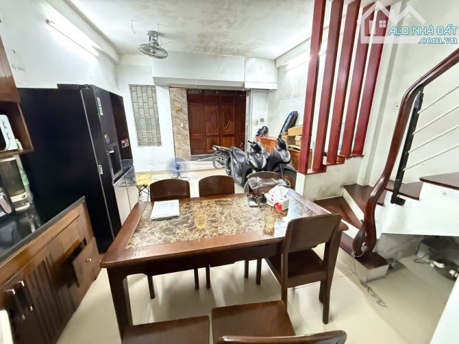 BÁN NHÀ HÀO NAM ĐỐNG ĐA 60m 5Tầng Mt 6.8m GIÁ 13.5 TỶ NGÕ THÔNG KINH DOANH.