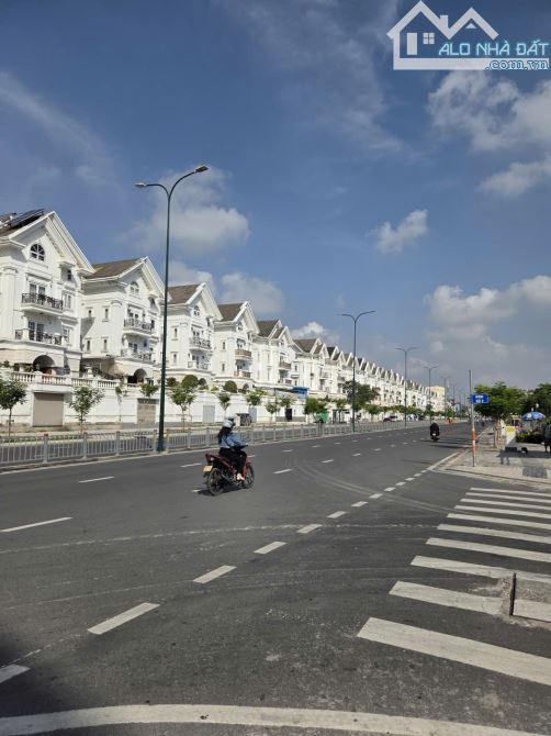 Bán gấp! Lô đất 2 MT Đường Dương Quảng Hàm P5 -(4mx22m) - Giá 17ty TL.
