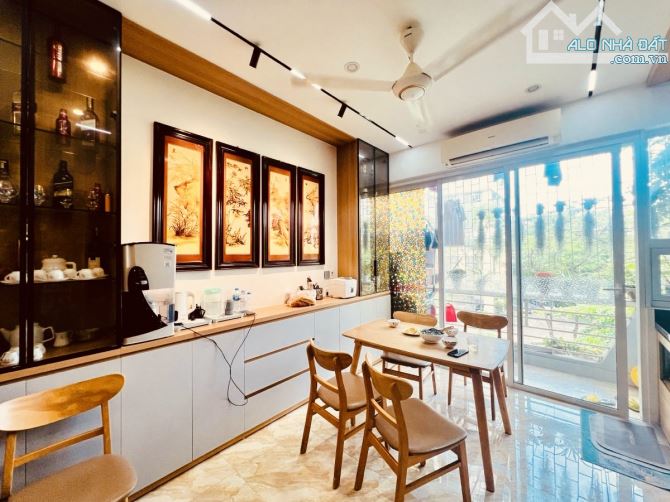 Bán nhà căn hộ tập thể Cầu Giấy, 3 ngủ thoáng mát, sổ đỏ chính chủ giao dịch ngay