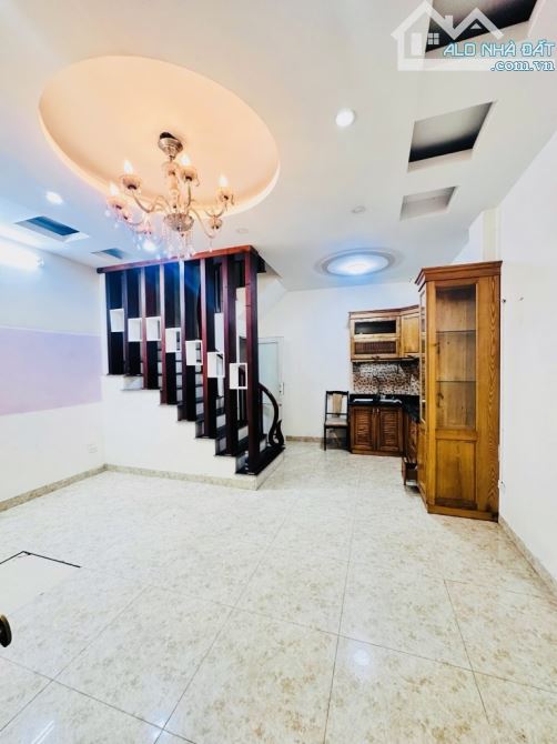 NHÀ TRẦN BÌNH 5 tầng 30m , MT 5m2, Giá 7,5 tỷ . Nhà phân lô, nông thoáng, gần ô tô , full