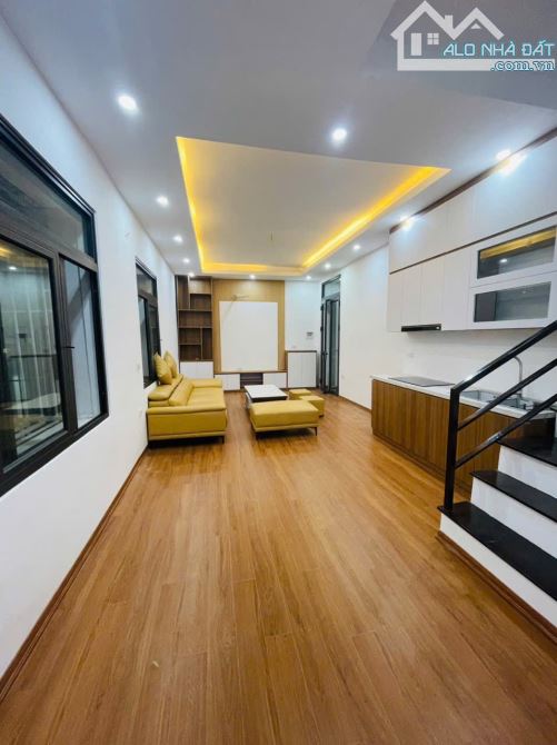 BÁN CĂN HỘ TẬP THỂ TRẦN QUỐC HOÀN 120M2 - Ô TÔ ĐỖ CỬA- CÔNG NĂNG ĐẦY ĐỦ