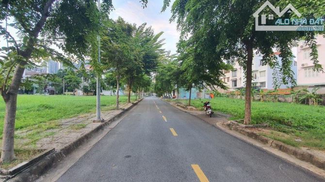 Cần Tiền bán gấp BT Compound nhánh view sông Sài Gòn Q2. Dt 135 m2 Chỉ 34 Tỷ