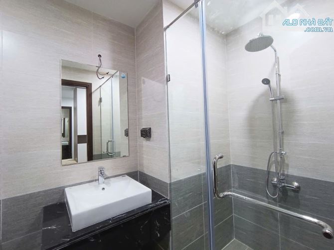 Cho thuê căn 2 ngủ 2vs chung cư Park View, S=72m2, tầng cao view bể bơi đẹp