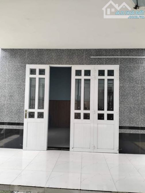 Bán gấp nhà 121,2m2 ở Tân Hiệp – Hóc Môn. Giá chỉ 900 triệu. Sổ hồng riêng