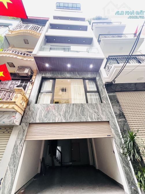 CHỈ TẦM 16 tỷ. 1 NHÀ RA MẶT PHỐ NGUYỄN VĂN CỪ .SIÊU PHẨM  7 TẦNG THANG MÁY,GARA Ô TÔ 7 Chỗ