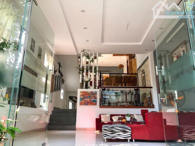 Bán nhà 3 tầng góc 2 mặt tiền 5m5 Hoà Cường. Dt 100m2 sát Tiểu La, 30/4, chợ, trường học