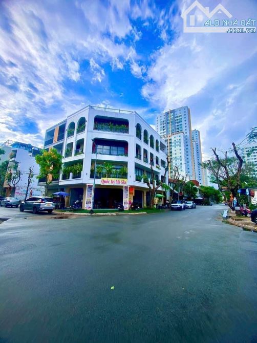 Bán khách sạn đang có hợp đồng cho thuê Khu ViP Q7