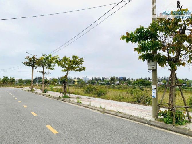 Bán cặp đất 200m2 đường Đầm Sen, B2-114 Nam Hoà Xuân. Vị trí sát sông đối diện biệt thự