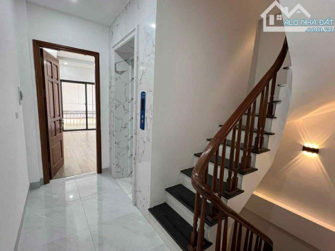 Nhà Khương Trung oto tránh lại còn thang máy