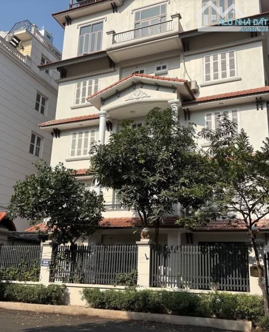 Cho thuê nhà Biệt thự Vườn Đào Lạc Long Quân, Tây Hồ. 45 triệu/tháng. Phù hợp làm VP, Cty