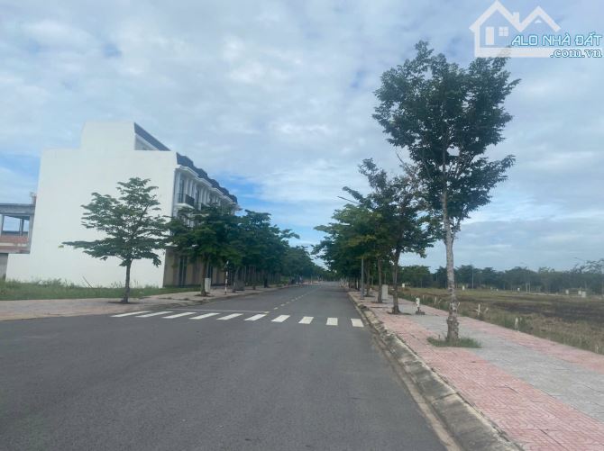 BÁN ĐẤT ĐỨC HÒA, 100M2 SRR THR CƯ 100% GIÁ CHỈ 1,5 TỶ.